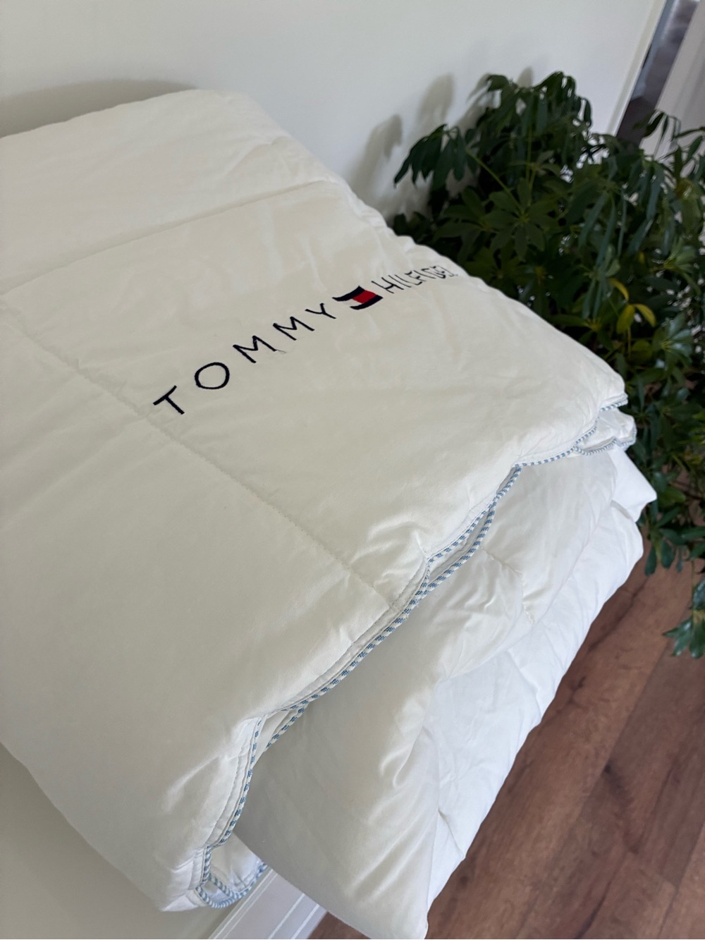Tommy Hilfiger Twin Comforter White Solid Box Stitch Classic Logo Clean Like New